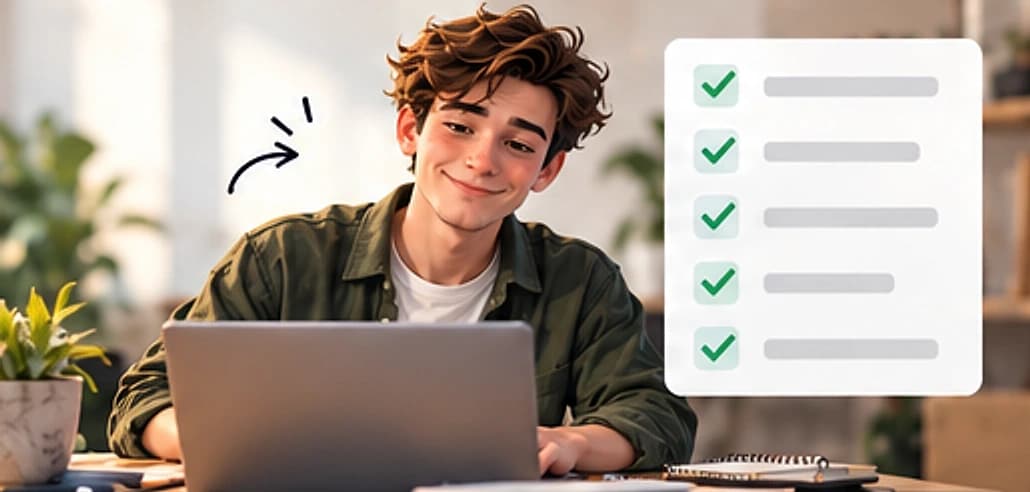 Justus arbeitet entspannt am Laptop neben einer erledigten grünen Checkliste